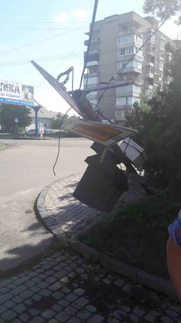 В Ужгороді вантажівка, зачепивши кабель, повалила світлофор (ФОТО)