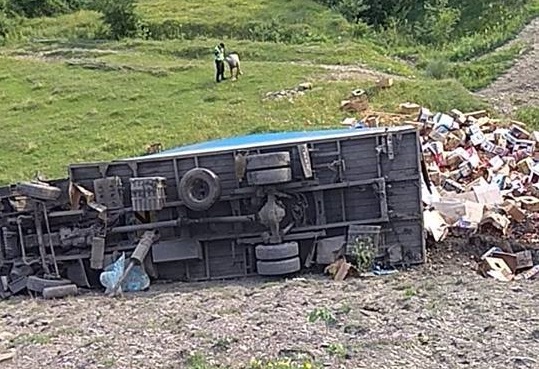 На закарпатській Воловеччині вантажівка впала з дороги в урвище (ФОТО)