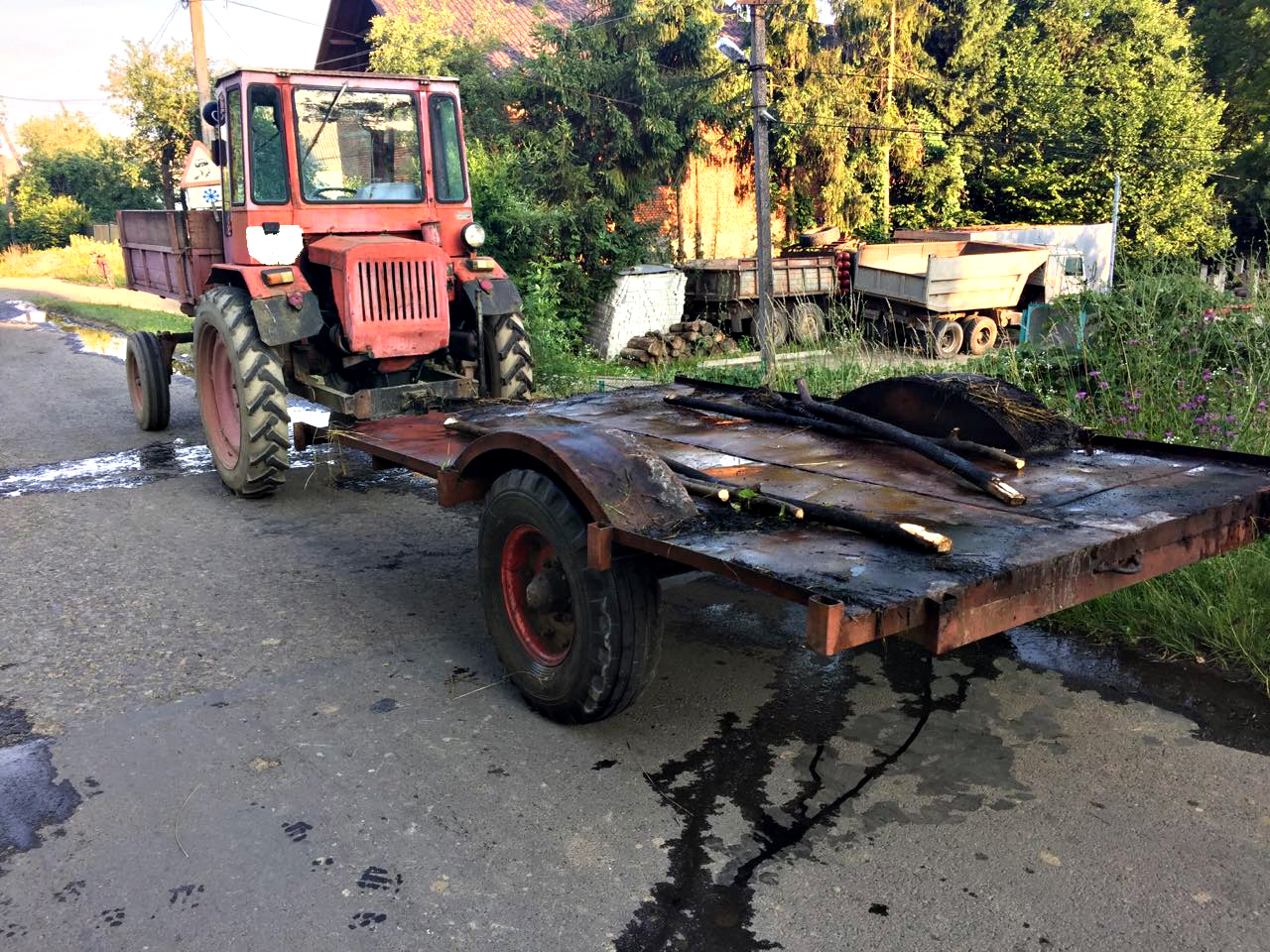 На Свалявщині під час руху трактора загорівся причіп із сіном (ФОТО)