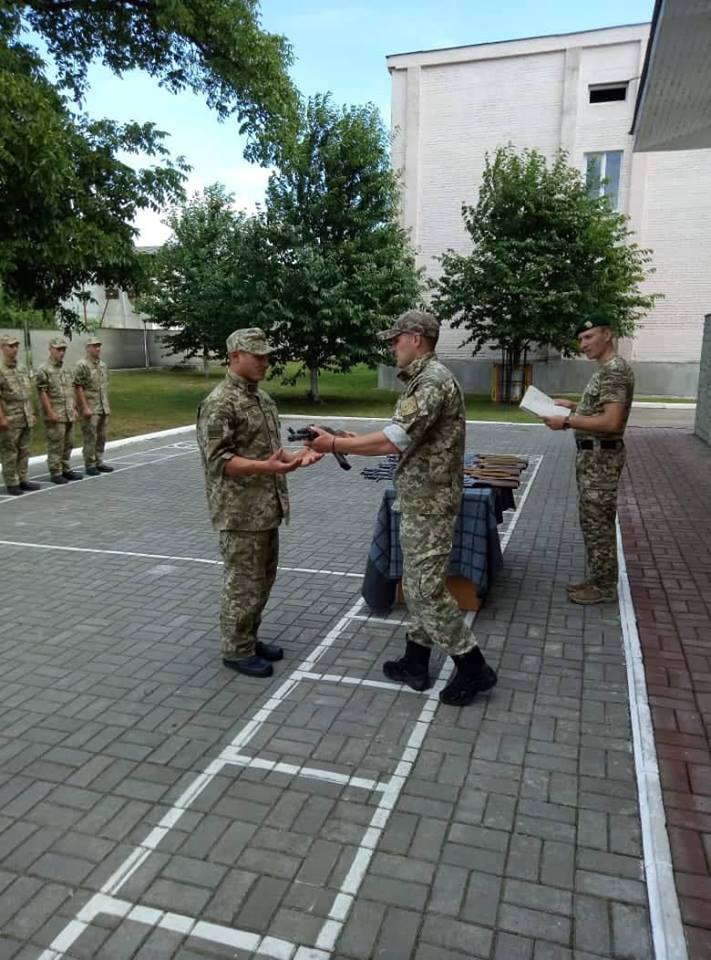 Військовослужбовцям відділу "Великий Березний" видали бойову зброю (ФОТО)