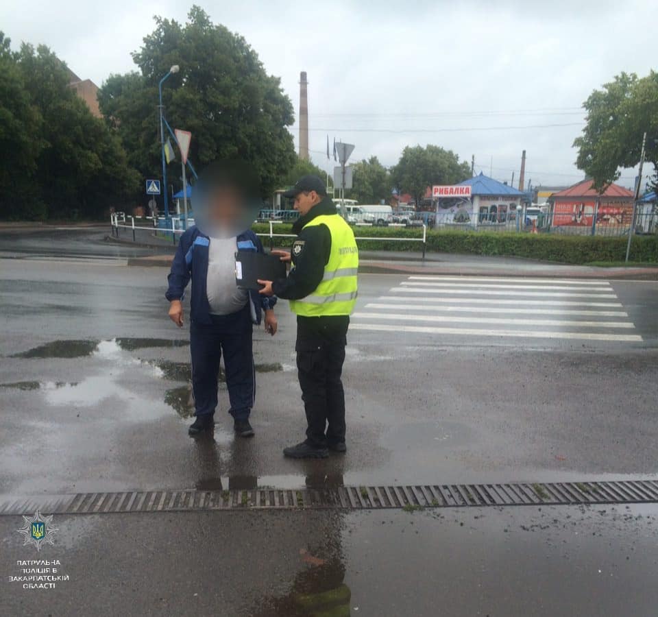 В Ужгороді кілька пішоходів, що в невстановлених місцях переходили дорогу, покарали протоколами (ФОТО)