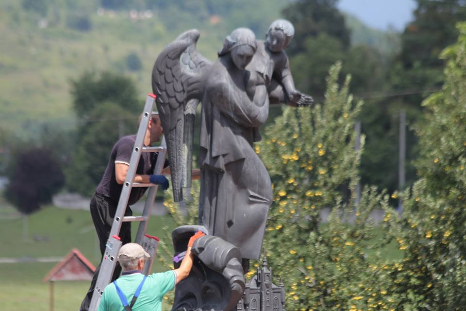 У Мукачеві вандали облили фарбою пам'ятник повені 1998-го року (ФОТО)