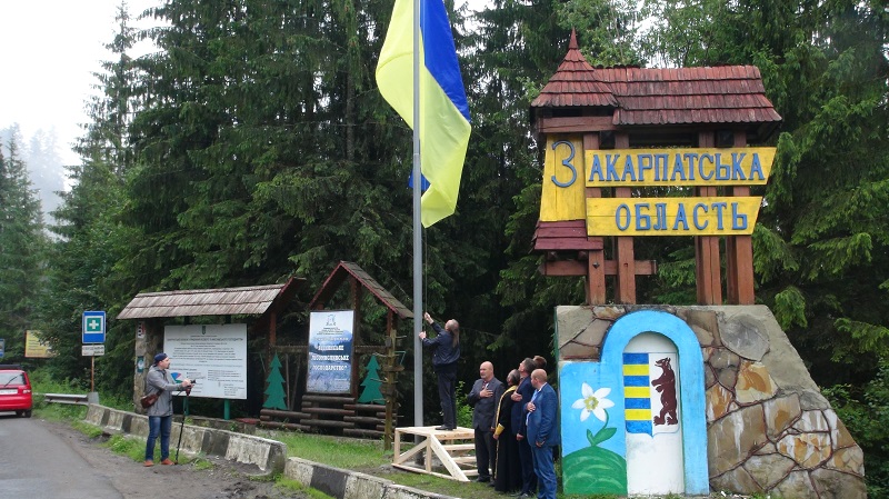 У центрі Ясінів та на  Яблунецькому перевалі закарпатці встановили державні прапори України (ФОТО, ВІДЕО)