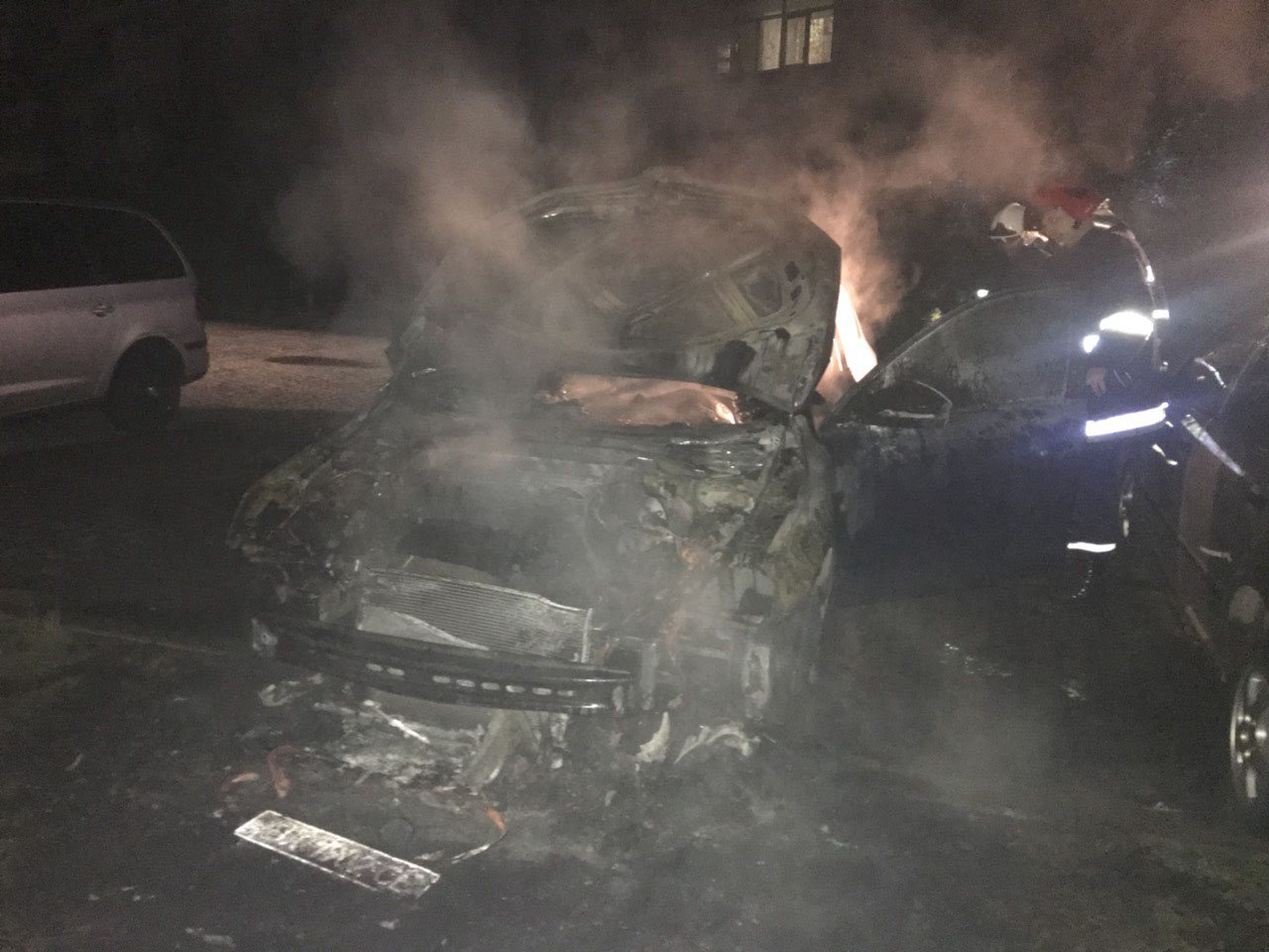 Пожежа, в якій згоріло авто прикордонника в Ужгороді, пошкодила припарковану поруч автівку (ФОТО)