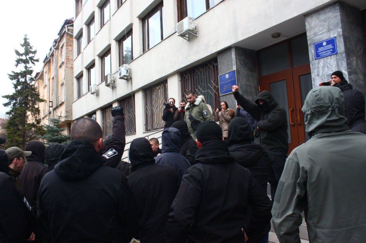 "Карпатська Січ" протестує під обласним управлінням поліції в Ужгороді проти приватної поліції та псевдоактивістів (ВІДЕО)
