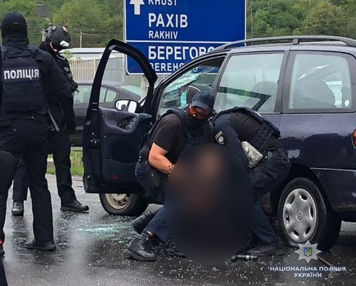 У Мукачеві затримано групу наркозбувачів, авто затримували зі стріляниною - поліція (ФОТО, ВІДЕО)