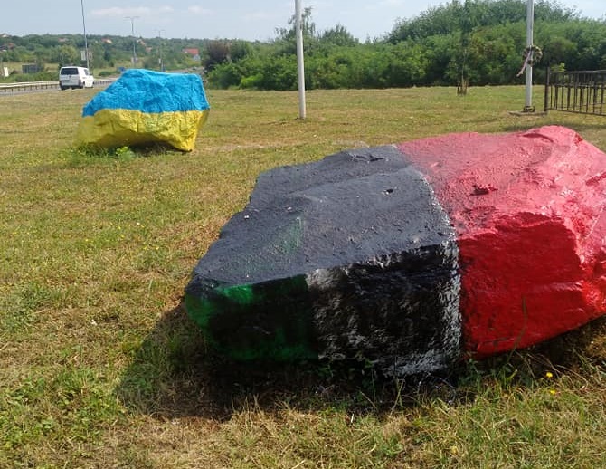 Невідомі знову перефарбували "угорський" камінь біля меморіалу  Егана в червоно-чорні кольори (ФОТОФАКТ)