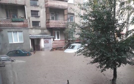 У Рахові наслідок потужної зливи підтоплено близько п’ятдесяти будинків, у воді опинилися кількадесят автомобілів (ФОТО)
