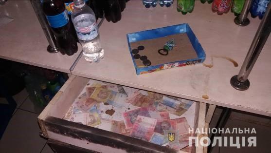 У Мукачеві невідомий, погрожуючи ножем продавцю магазина, викрав із каси гроші (ФОТО)