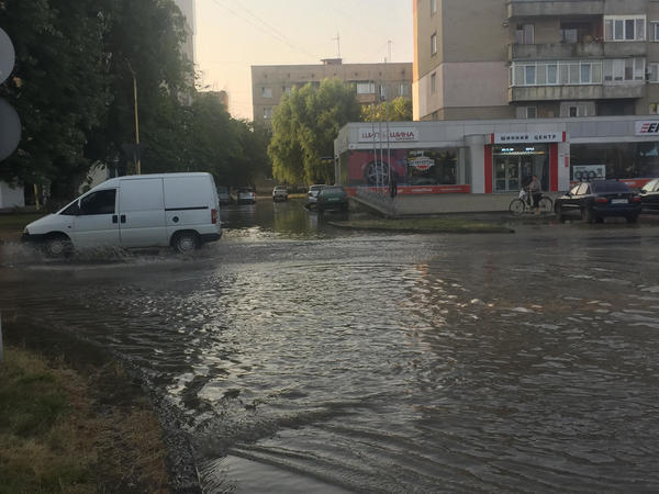 В Ужгороді сталася масштабна аварія на водопроводі (ФОТО)