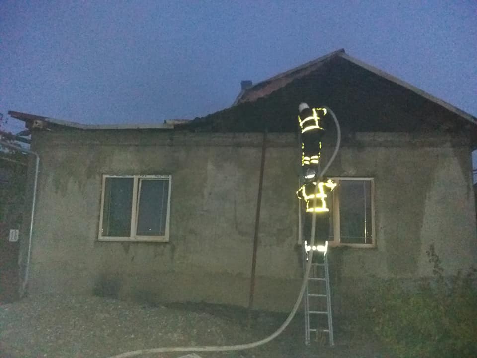 На Берегівщині врятували від знищення вогнем будинок і дві надвірні споруди (ФОТО)