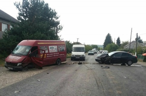 На Виноградівщині Chevrolet протаранив 2 мікроавтобуса Mercedes (ФОТО)