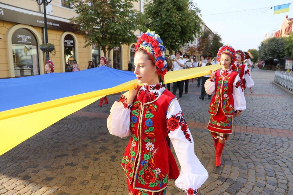 У Мукачеві пройшов парад вишиванок (ФОТО)