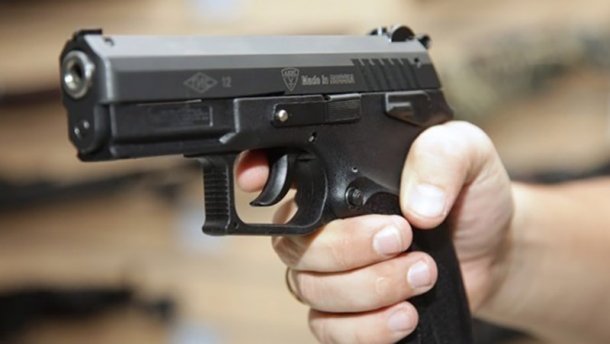 Чоловіка, що вистрілив в опонента в готелі в Хусті з пістолета, затримали