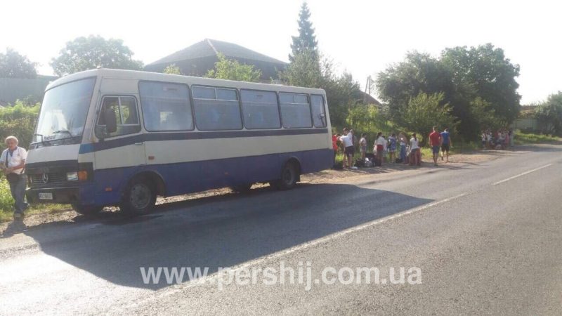 На Мукачівщині, під Березинкою, евакуювали 30 дітей із автобуса, який зайнявся на ходу (ВІДЕО)