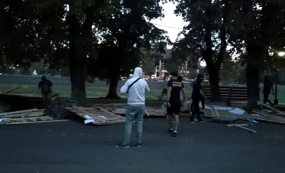 В Ужгороді "Національний корпус" зніс паркан на місці запланованої скандальної реконструкції набережної Незалежності (ФОТО)