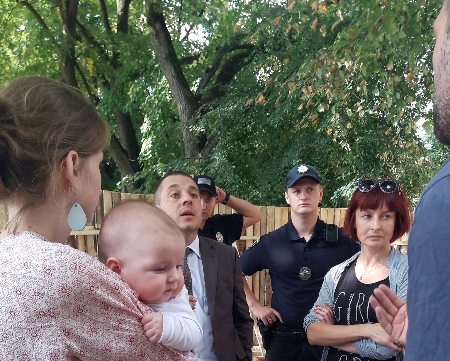 На набережній Незалежності в Ужгороді сьогодні тривало протистояння влади і громадськості (ФОТО, ВІДЕО)