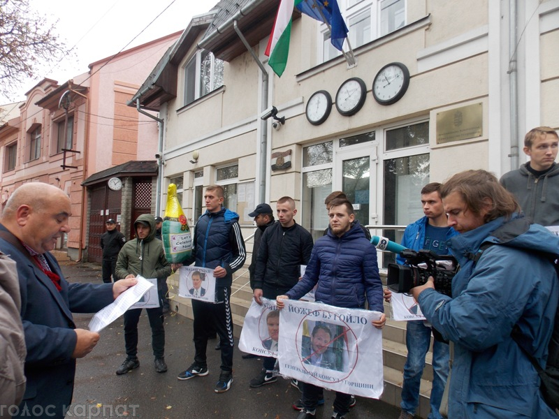 У Берегові влаштували акцію протесту під угорським консульством (ФОТО)