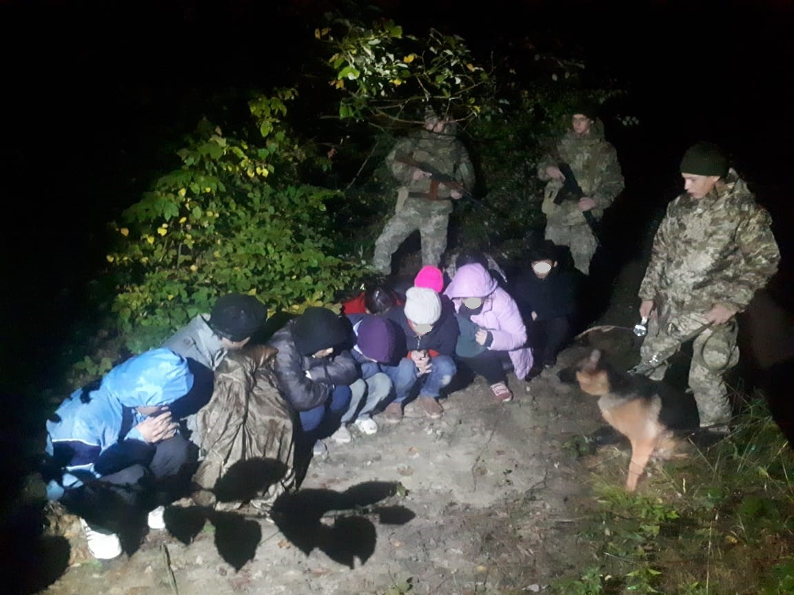 На Великоберезнянщині затримали 10 в'єтнамців, що нелегально прямували в Словаччину (ФОТО)