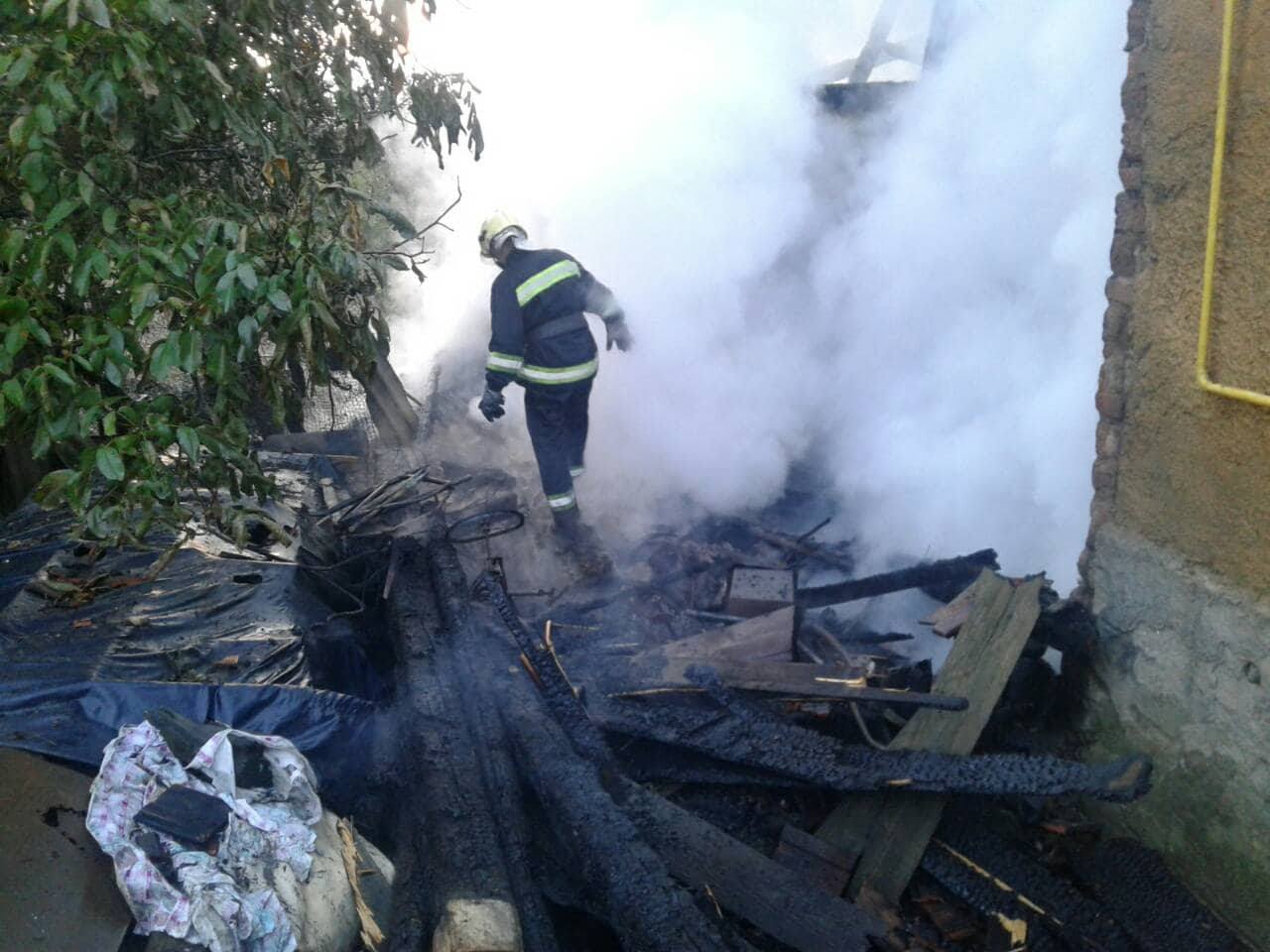 У Малому Березному, загасивши пожежу в господарчій споруді, врятували від знищення будинок (ФОТО)