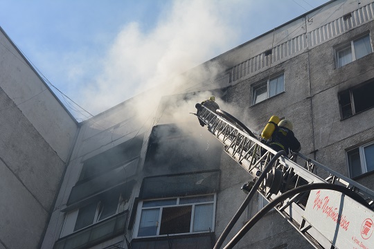 На пожежі у багатоповерхівці в Ужгороді загинула людина (ФОТО)