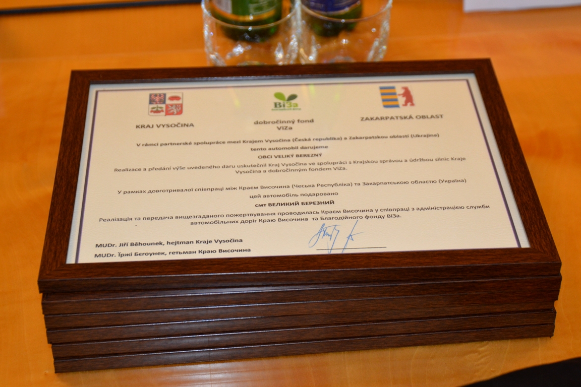 В Ужгороді гетьман Височини урочисто вручив 6 сертифікатів на автомобілі для дорожніх служб області (ФОТО)