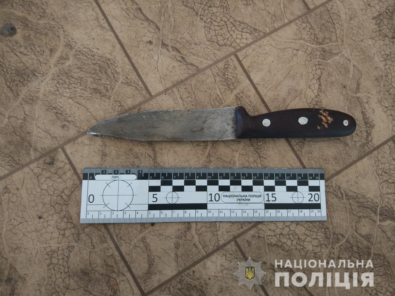 У гуртожитку в Ужгороді під час конфлікту чоловік подряпав сусіду ножем грудну клітину