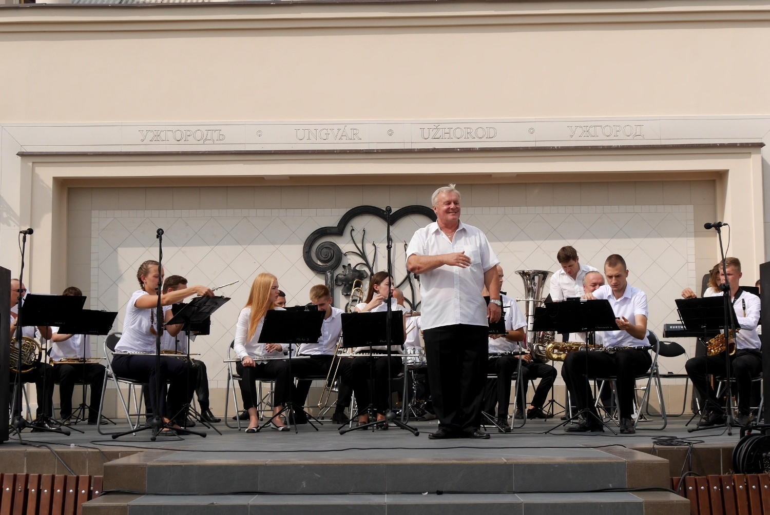 Естрадно-духовий оркестр вітальним виступом розпочав святковий концерт до Дня Ужгорода (ФОТО)