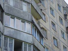 У Рахові, випавши з балкона п'ятиповерхівки, загинув 32-річний чоловік