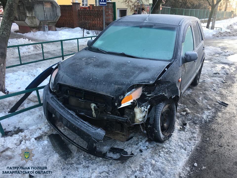 Невідомий водій розбив припаркований на вулиці Ford і зник з місця ДТП (ФОТО)