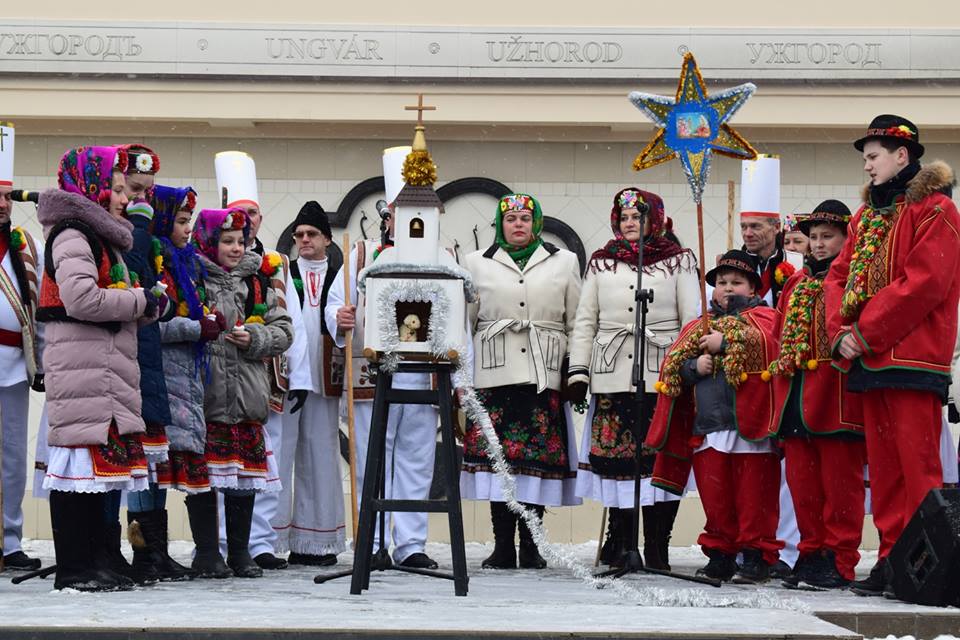 В Ужгороді колядницькі колективи вітали із Різдвом Христовим (ФОТО)