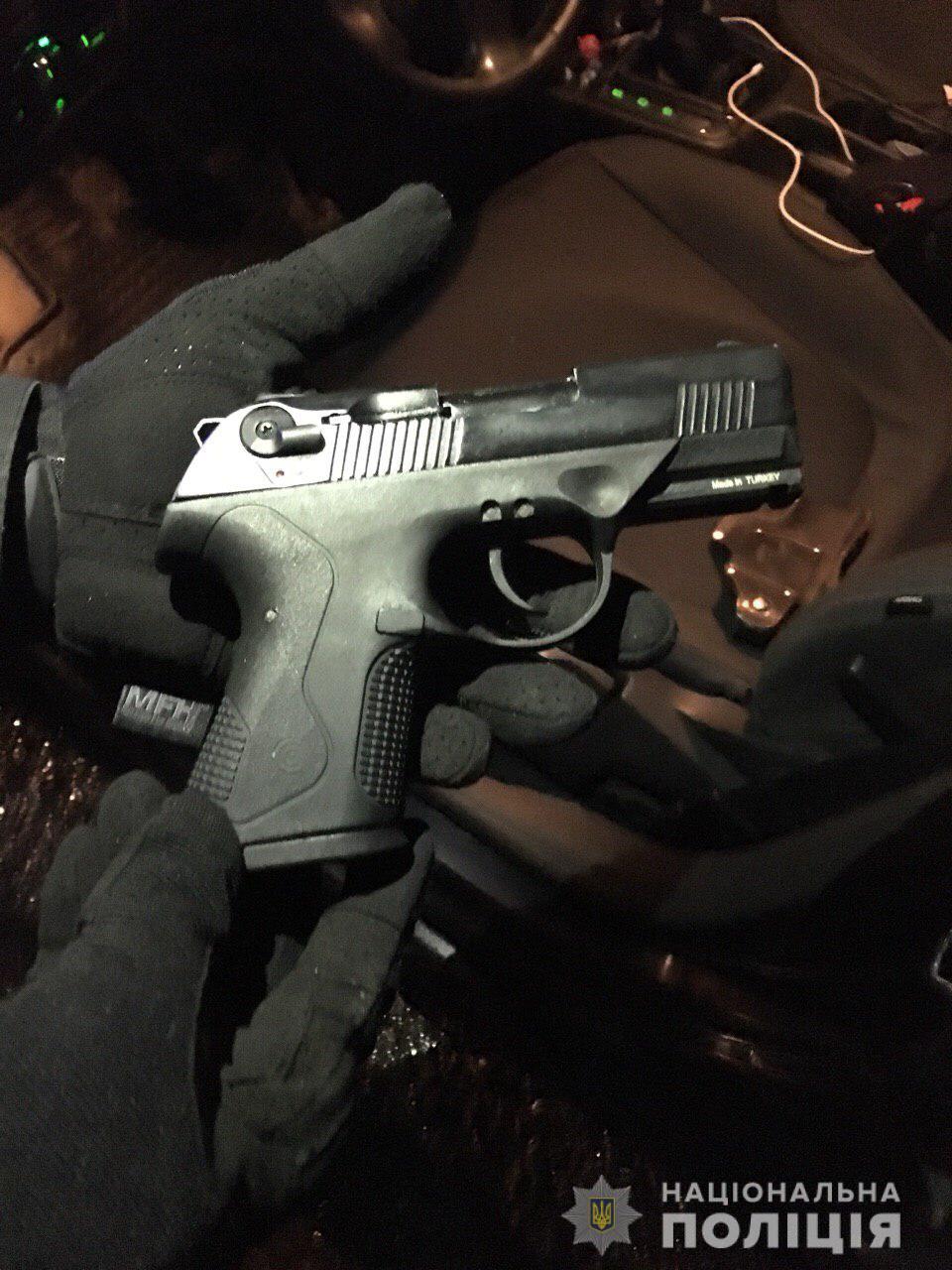 На Берегівщині водій, з'ясовуючи стосунки з іншим водієм, зчинив стрілянину з пістолета (ФОТО)