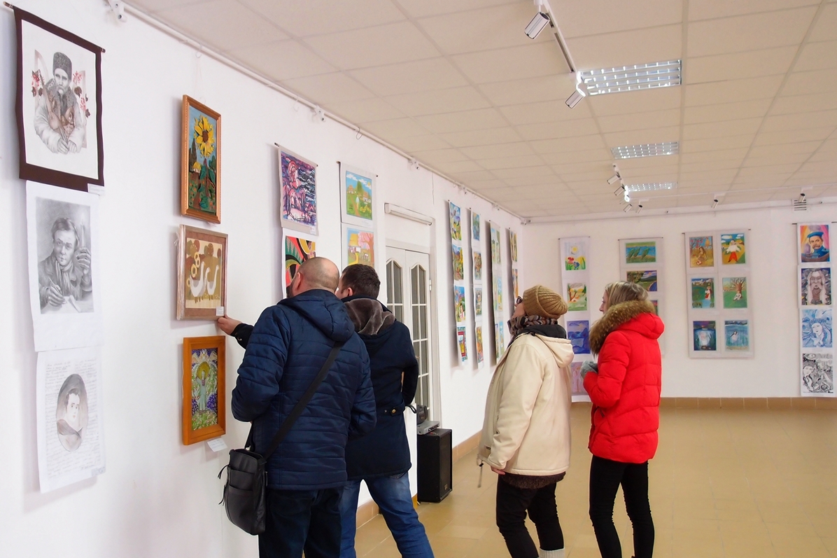 Обласну виставку з понад 150 "шевченківських" учнівських творів відкрили в Ужгороді (ФОТО)