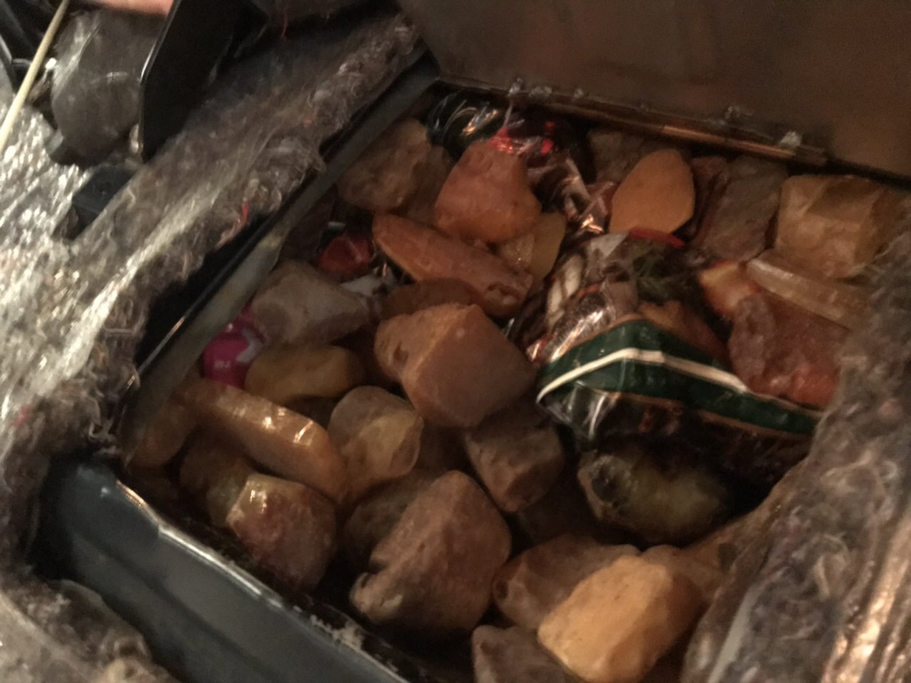 На митниці на Закарпатті в атівці українця знайшли майже 25 кг схованого в тайнику бурштину (ФОТО)