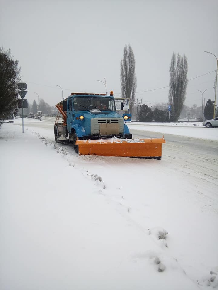 В Ужгороді працює снігоприбиральна техніка, водіїв просять не залишати автівки на узбіччях (ФОТО)