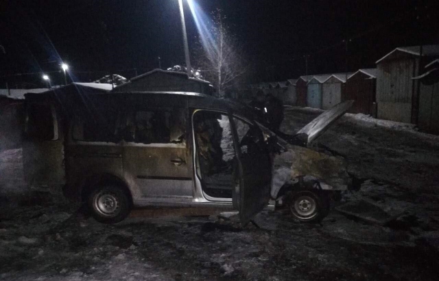 У Мукачеві в гаражі згорів Volkswagen Caddy (ФОТО)