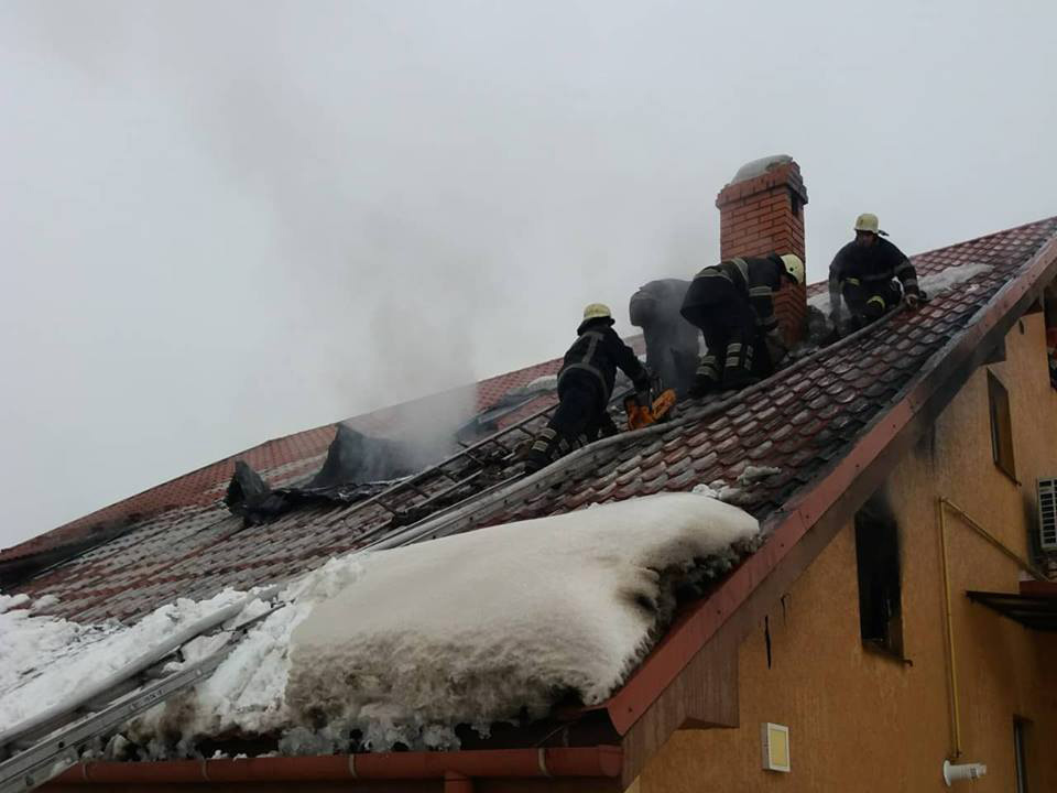 Загасивши пожежу в гаражі, у Мукачеві від знищення порятували будинок (ФОТО)