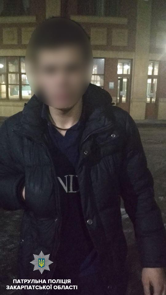 В Ужгороді ймовірний грабіжник намагався "вирішити" питання з патрульними на місці затримання за 2 тис грн (ФОТО)
