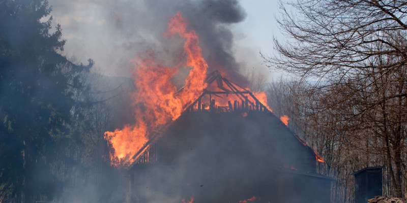 На Тячівщині на згарищі після пожежі виявлено тіло власника надвірної споруди