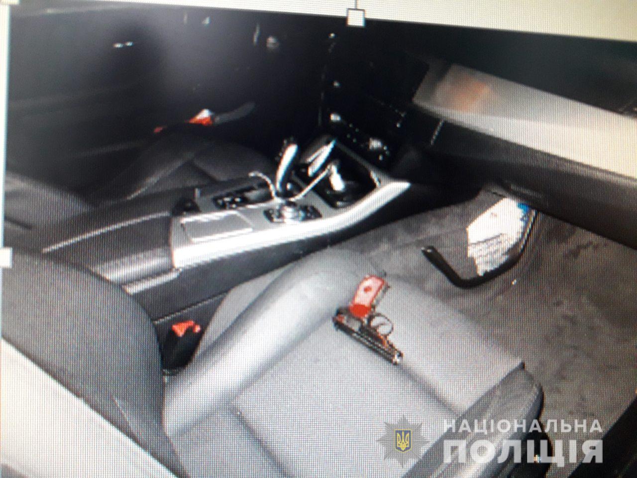 На Тячівщині затримали водія, котрий у відповідь на зауваження щодо порушення ПДР вистрілив у чоловіка з "травмата"