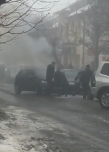 У Виноградові перехожі загасили пожежу в автомобілі, що загорівся в центрі в міста (ВІДЕО)