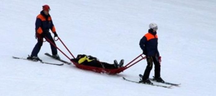 На Міжгірщині допомагали туристу, котрий поламав стегно під час катання на лижах