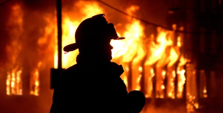 На Тячівщині рятували будинок від знищення вогнем 