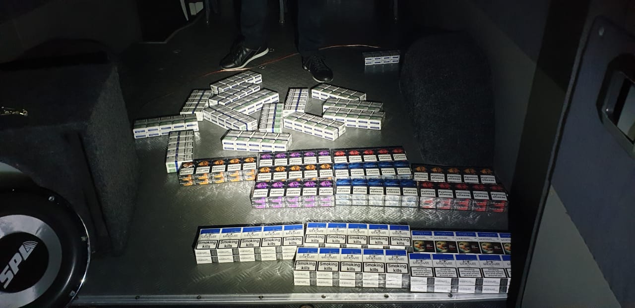 Зі стелі та сабвуфера мікроавтобуса на митниці на Закарпатті витягли "незаконні" сигарети (ФОТО, ВІДЕО)
