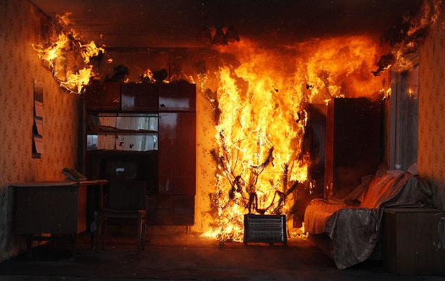 Під час пожежі у квартирі в Ужгороді згоріли комп'ютер, стіл та вікно
