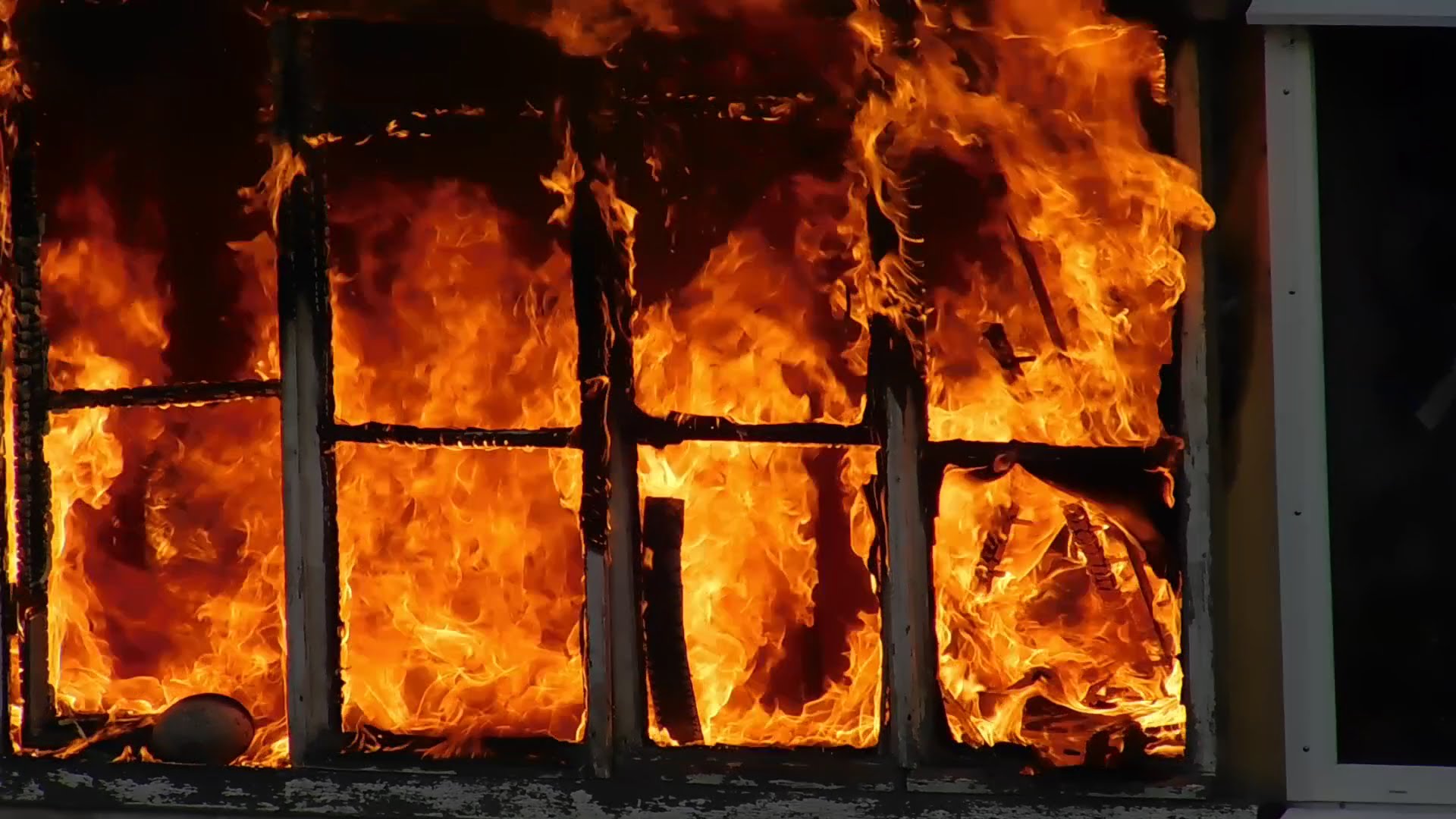 У пожежі в квартирі у Хусті згоріли меблі та речі домашнього вжитку