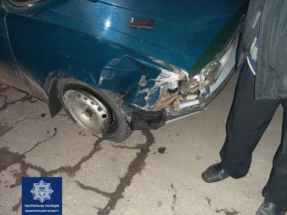 Нетверезий водій врізався у Мукачеві в огорожу будинку й утік з місця ДТП (ФОТО)