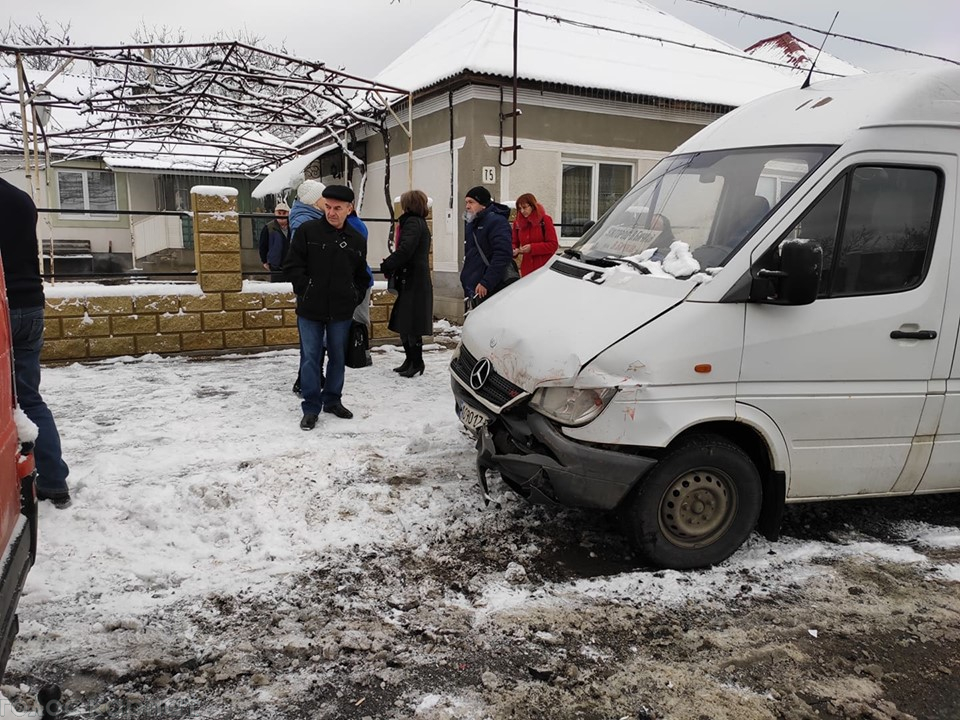 На Виноградівщині "маршрутка" з пасажирами зіткнулася з іншим мікроавтобусом, що саме розвертався посеред дороги (ФОТО)