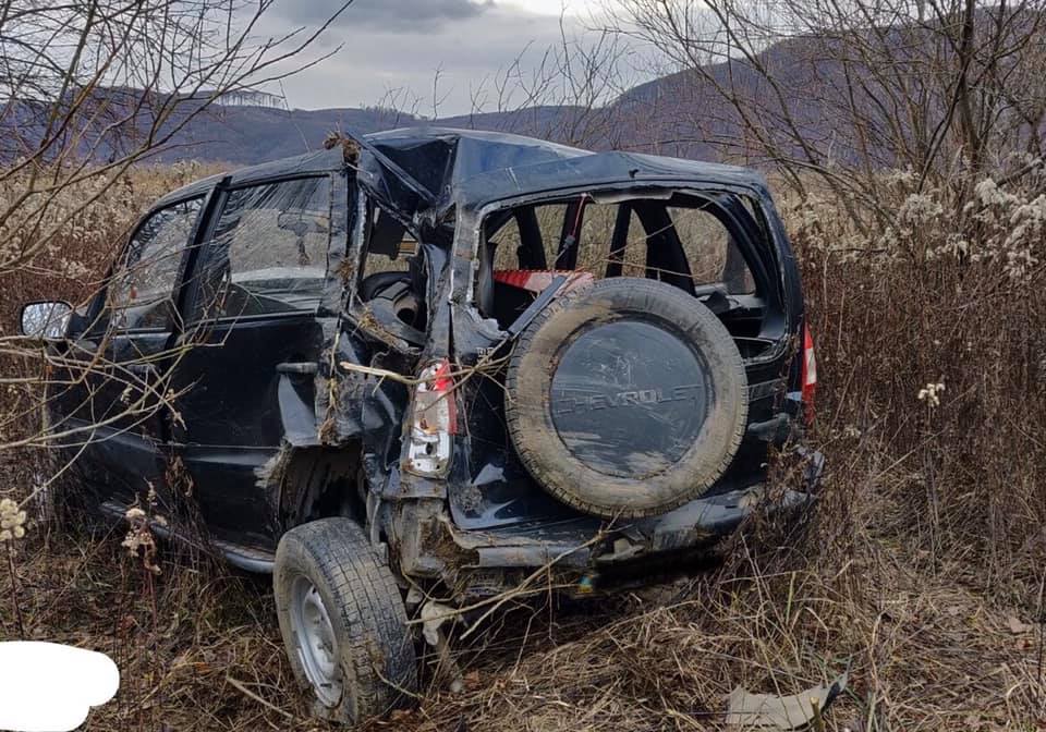 На Хустщині 71-річний водій, вилетівши на Chevrolet Niva в кювет, смертельно травмував власну дружину-пасажира (ФОТО)