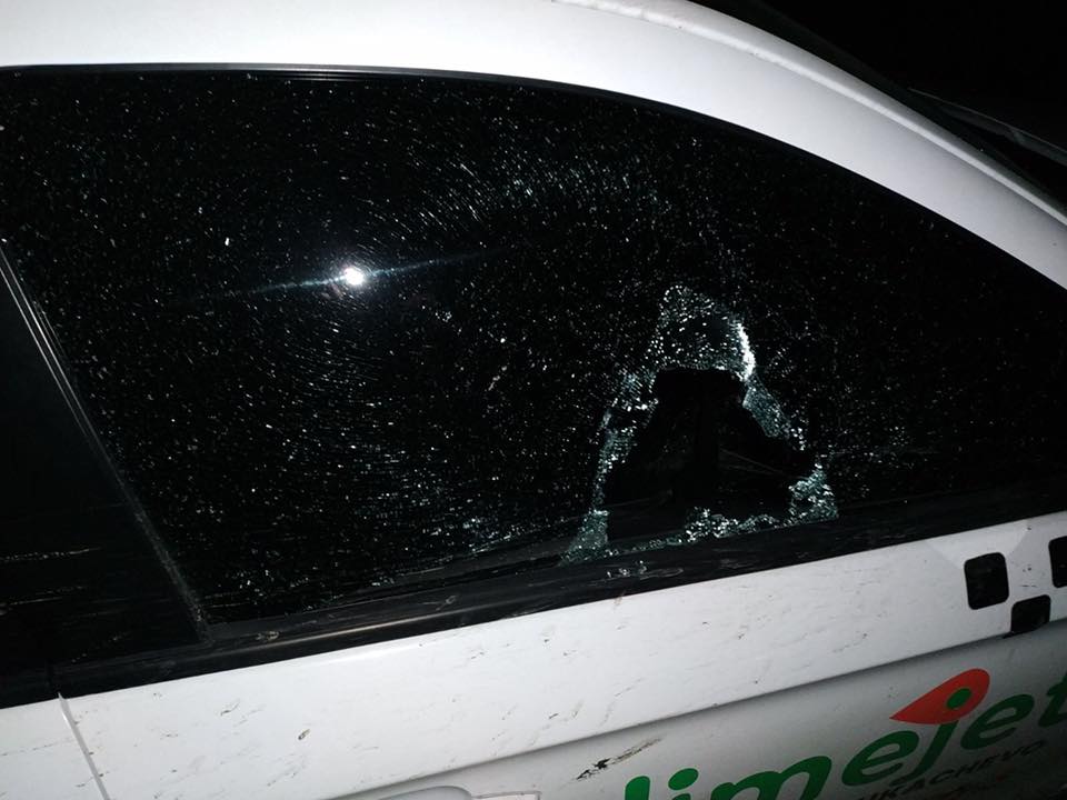 У Мукачеві автівку служби таксі закидали камінням (ФОТО)